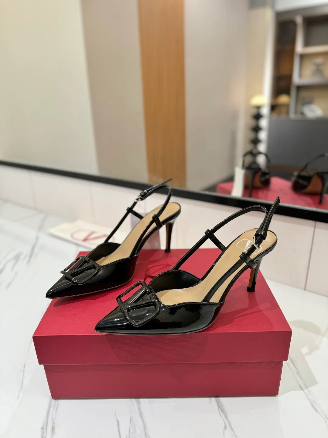 💕💕Factory direct selling price p520💕💕 Valentino launches a new series of sandals, sandals with pointed toe V-buckle sandals. The upper part of the foot is very pedicure-like. The key point is that it is very good and easy to control. It does not grind or tire your feet. It is a walking artifact! Metal VLOGO diamond buckle elements, full of high-end sense! It became sweet instantly.  The avant-garde VLOGO SIGNATURE shoe series interprets VALENTINO GARAVANI's candid attitude. Valentino Garavani V logo back hollow sandals with VLogo Signature decoration, platinum tone VLogo Signature decoration! Upper: imported patent leather Lining: imported goatskin Outsole: Italian leather outsole Heel height: 8cm Size: 35-39 (34-40-41-42 customized size)